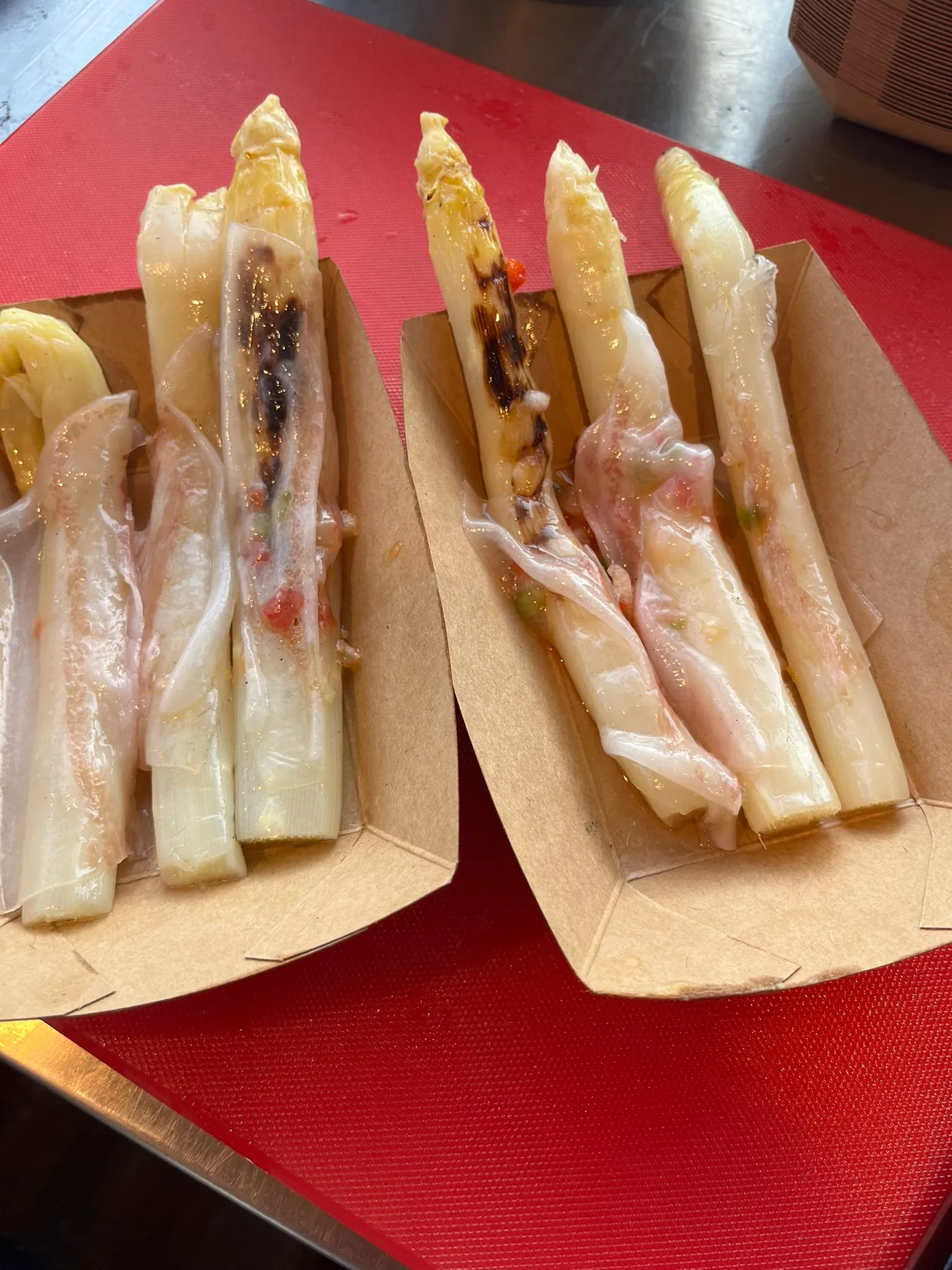 Espárrago de Navarra a la brasa emplatado, con sus marcas de fuego, en el festival Meat & Fire