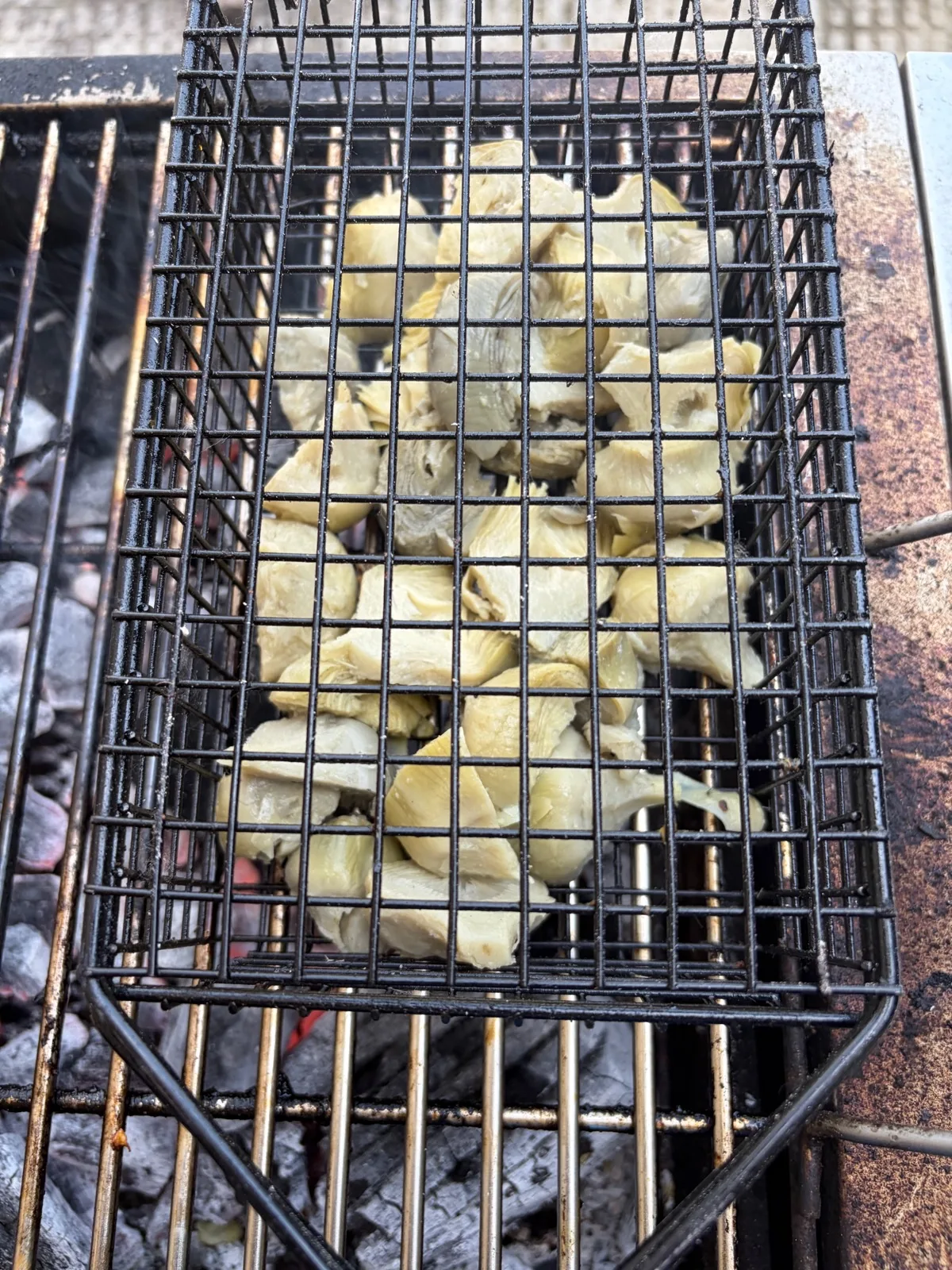 Alcachofas a la brasa en la cesta