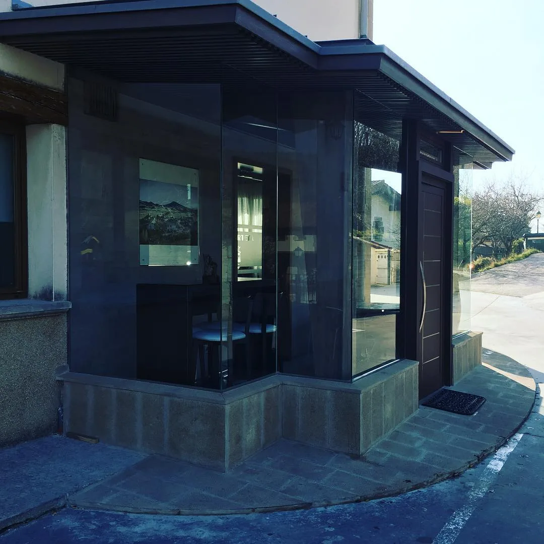 Entrada acristalada del restaurante Casa Arteta, en Marcaláin, Navarra