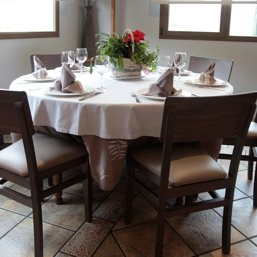 Mesa puesta en el comedor de Casa Arteta, en Marcaláin (valle de Juslapeña)